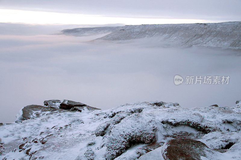 冬天的日出在Kinder Scout, Peak District UK